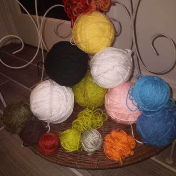 25pc Knittin/crochet yarn assortment with 3 books - Picture 6 of 6